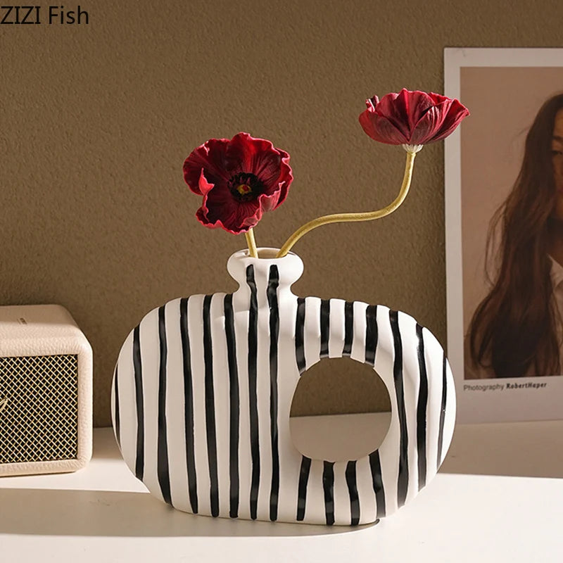 Moderne Keramikvase mit Zebra-Struktur